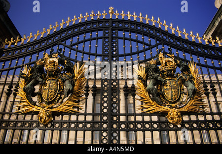Londra, Regno Unito. Buckingham Palace e Royal Crest sulle porte principali Foto Stock