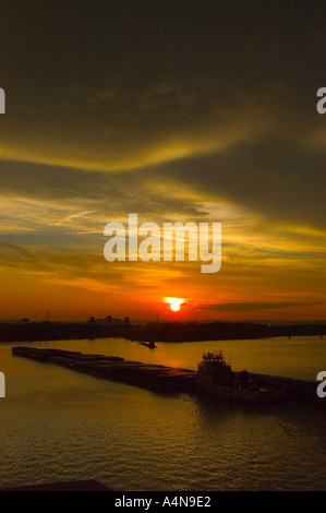 Rimorchiatore spinge chiatte del carbone verso la McAlpine si blocca sul Fiume Ohio a Louisville, Kentucky al tramonto Foto Stock