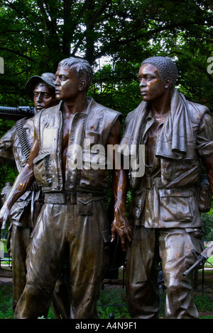 Il Viet Nam War Memorial statua con tre soldati vicino Viet Nam Memorial Wall a Washington DC Foto Stock