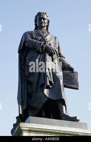 Isaac Newton statua, St Peter's Hill, Grantham, Lincolnshire, Inghilterra Foto Stock