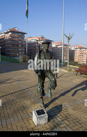 Statua del ballerino basco, Galdakao, Bizkaia, Paesi Baschi, Spagna. Ikurrina sulla bandiera pole in background. Foto Stock