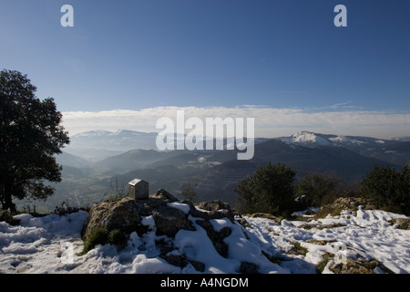 La neve sulla cima di una montagna che si affaccia a Galdakao, Bizkaia, Paesi Baschi, Spagna. Foto Stock