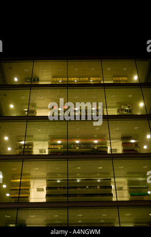 Bilbao biblioteca comunale (Bizkaiko Foru liburutegia, Biblioteca Foral de Bizkaia) di notte, Pais Vasco / Paese Basco Foto Stock