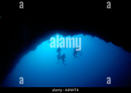 I subacquei entrando in caverna principale sul tunnel Siaes Palau Micronesia Foto Stock