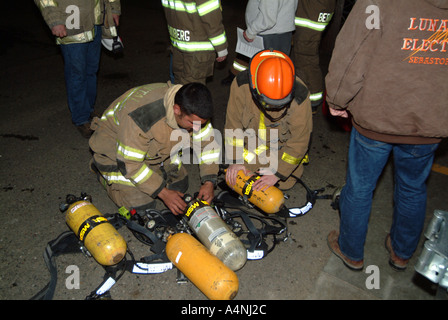 I vigili del fuoco dalla Occidental Volunteer Fire Department pratica combattendo contro un van fuoco durante un esercizio di formazione Occidental California Foto Stock