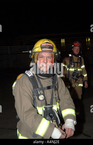 I vigili del fuoco dalla Occidental Volunteer Fire Department pratica combattendo contro un van fuoco durante un esercizio di formazione Occidental California Foto Stock