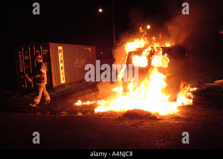 I vigili del fuoco dalla Occidental Volunteer Fire Department pratica combattendo contro un van fuoco durante un esercizio di formazione Occidental California Foto Stock