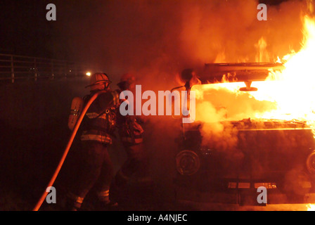 I vigili del fuoco dalla Occidental Volunteer Fire Department pratica combattendo contro un van fuoco durante un esercizio di formazione Occidental California Foto Stock