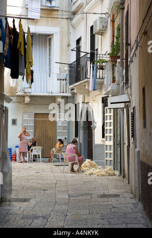 Le donne che lavorano nelle strade di Bari Puglia Italia Foto Stock