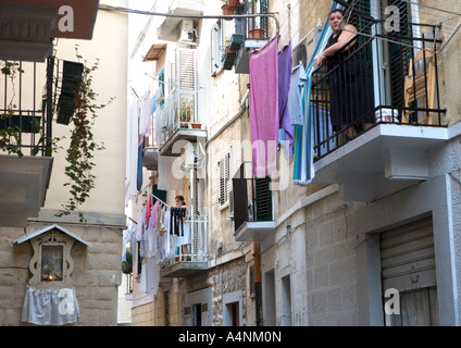 Donna sul balcone a Bari vicoli Bari Puglia Italia Foto Stock