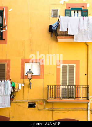 Variopinto edificio giallo e lavaggio Bari Puglia Italia Foto Stock