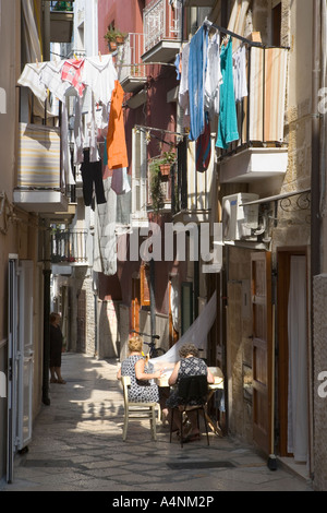 Le donne sedute e lavorando in Bari Città Vecchia Bari Italia Foto Stock