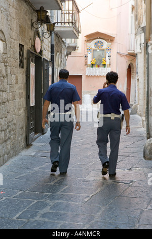 La polizia pattuglia le strade Bari Puglia Italia Foto Stock