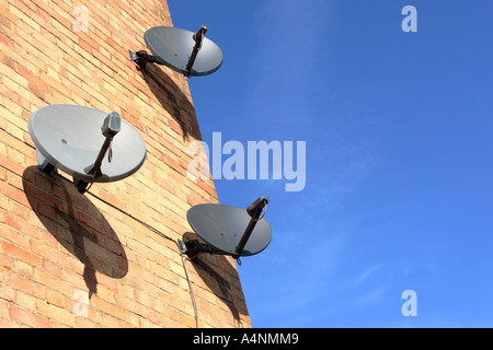 Televisione satellitare piatti fissato a una parete Foto Stock