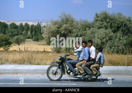 Quattro ragazzi su una moto in Cappadocia Turchia Foto Stock