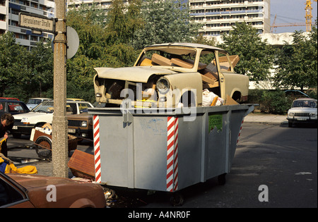 Estate 1990. La prima Trabant vettura che ha gettato in Berlino est dopo la caduta del muro di Berlino nel 1989. Foto Stock