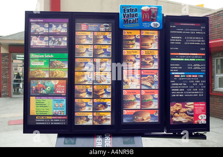 Per la visualizzazione del menu di un disco e a piedi fino a McDonald s un ristorante fast food USA Aprile 2005 Foto Stock