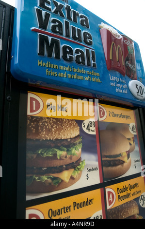 Per la visualizzazione del menu di un disco e a piedi fino a McDonald s un ristorante fast food USA Aprile 2005 Foto Stock