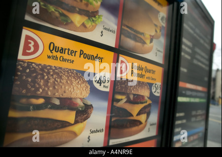 Per la visualizzazione del menu di un disco e a piedi fino a McDonald un ristorante fast food USA Aprile 2005 Foto Stock