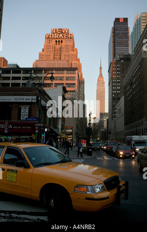 New Yorker Hotel edificio art deco in Ottava Avenue a Midtown New York STATI UNITI D'AMERICA Aprile 2005 con Empire State dietro Foto Stock