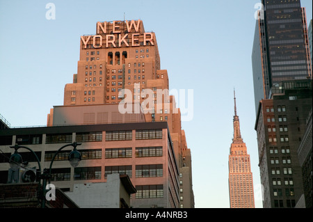 New Yorker Hotel edificio art deco in Ottava Avenue a Midtown New York STATI UNITI D'AMERICA Aprile 2005 con Empire State dietro Foto Stock