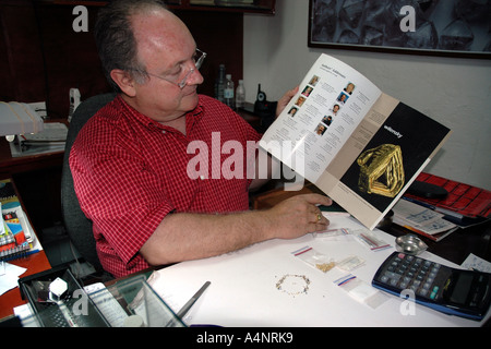 Appassionato di cristalli di oro, oro e diamanti concessionario Alejandro Stern nel suo ufficio a Santa Elena de Uairén in Venezuela Foto Stock
