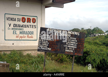 Oro è oro, El Dorado un nome leggendario--in Venezuela una città mineraria ancora con la prigione di fronte fiume che una volta tenuto Papillon Foto Stock