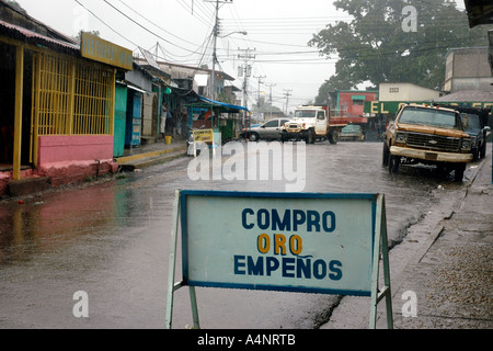 Oro è oro, El Dorado un nome leggendario--in Venezuela una città mineraria con una prigione attraverso il fiume che una volta tenuto Papillon Foto Stock