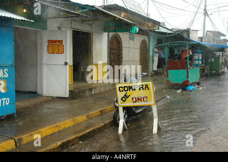 Oro è oro, El Dorado un nome leggendario--in Venezuela una città mineraria con una prigione attraverso il fiume che una volta tenuto Papillon Foto Stock