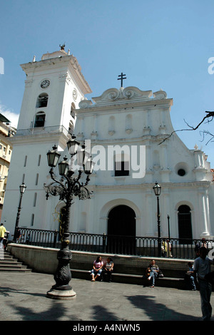 Ad un lato della piazza Bolívar a Caracas, la capitale del Venezuela, è la cattedrale della città, risalente al 1674 Foto Stock