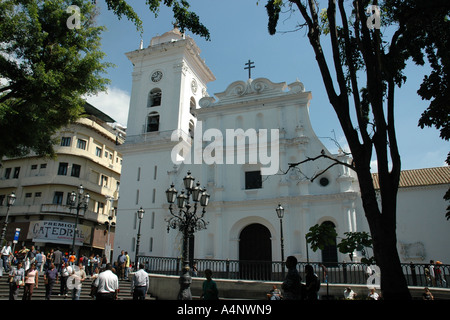 Ad un lato della piazza Bolívar a Caracas, la capitale del Venezuela, è la cattedrale della città, risalente al 1674 Foto Stock