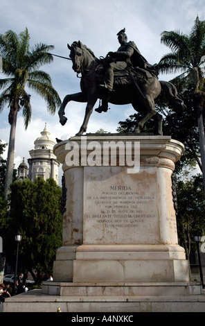 In Mérida Plaza Bolívar Statua del Libertador Simón Bolívar, è l'orgoglio del luogo, con la cattedrale visibile oltre Foto Stock