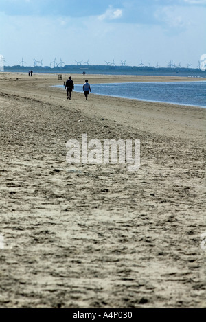 La gente camminare sulla spiaggia di Langeoog isola, Bassa Sassonia, Germania Foto Stock