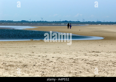 La gente camminare sulla spiaggia di Langeoog isola, Bassa Sassonia, Germania Foto Stock