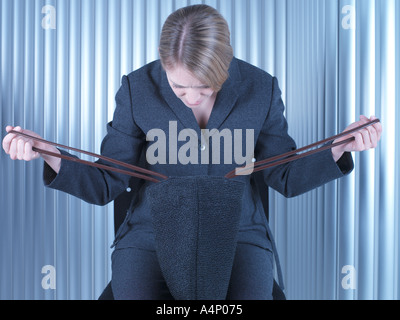 30 s office donna cercando in borsetta Foto Stock