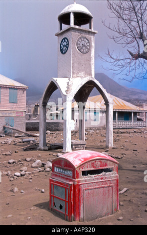 Rosso stile britannico casella telefono quasi coperto di cenere vulcanica in ora deserto Plymouth capitale di Montserrat Foto Stock