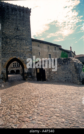 Ingresso murato cittadina medievale di Perouges Ain Francia Foto Stock