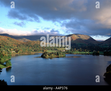 Inizio autunno panorama lacustre; vista su Grasmere verso Helm Crag, Parco Nazionale del Distretto dei Laghi, Cumbria, Inghilterra, Regno Unito. Foto Stock
