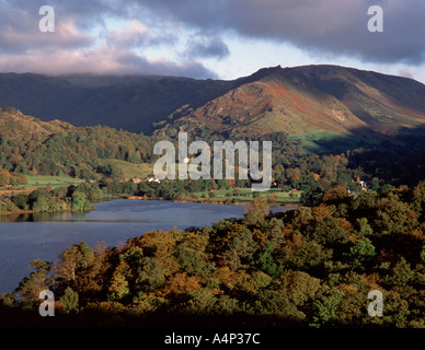 Bellissimo paesaggio panoramico; vista su Grasmere verso Helm Crag, Parco Nazionale del Distretto dei Laghi, Cumbria, Inghilterra, Regno Unito. Foto Stock