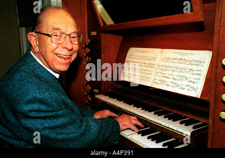 Anziani organista Hertfordshire Inghilterra Foto Stock