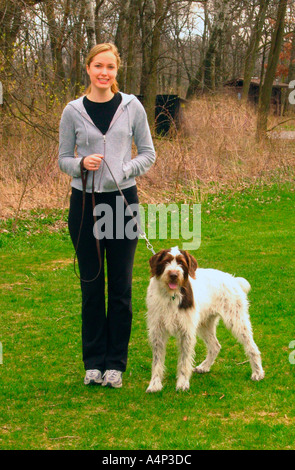 Ragazza adolescente cane passeggiate nel parco USA Foto Stock