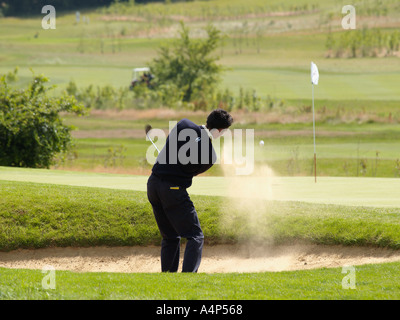 Bunker shot presso il PGA golf europro tour 2004 Sprowston Manor Hotel Marriott tour evento sprowston Norwich Norfolk East Anglia Foto Stock