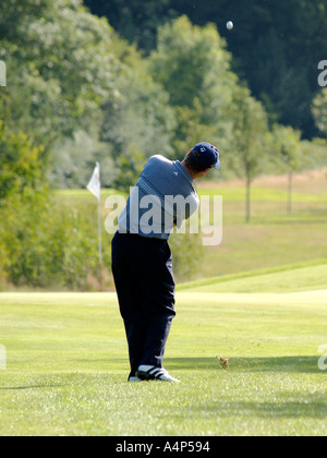 Approccio shot presso il PGA europro professional golf evento 2004 Sprowston Manor Norwich Norfolk East Anglia England Regno Unito Foto Stock