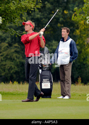 Matthew green hits approccio girato durante il PGA golf europro evento 2004 Sprowston Manor Norwich Norfolk East Anglia England Regno Unito Foto Stock