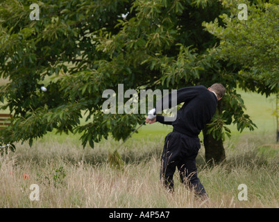 Il giocatore colpisce fuori da ruvida europro pga professional golf evento 2004 Sprowston Manor Norwich Norfolk East Anglia England Regno Unito Foto Stock