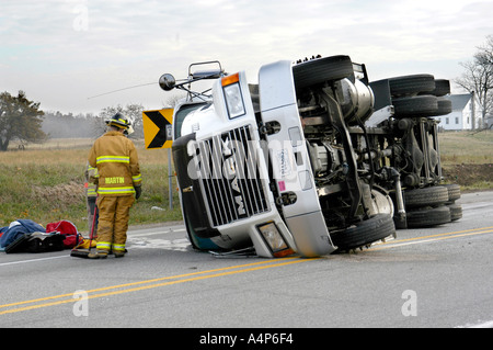 Semi rimorchio del trattore si ribalta causando un incidente con lesioni Foto Stock