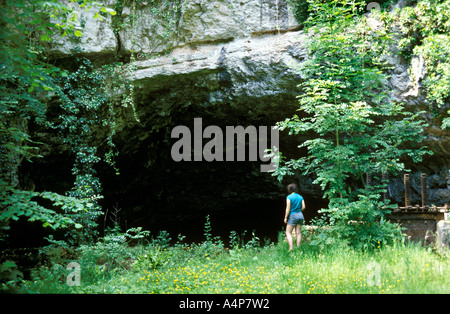 Turista femminile all'entrata di Wookey Hole Somerset England Regno Unito hohle grotte cueva Foto Stock