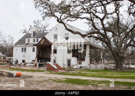 I piani inferiori della casa sulla spiaggia di Biloxi, Mississippi, sono stati sconvolti quando l'uragano Katrina ha devastato la costa del Golfo del Mississippi Foto Stock