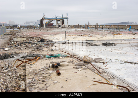 La lastra di cemento e le scale in acciaio sono tutto ciò che rimane del ristorante di pesce McElroys Harbor House e di un piccolo porticciolo artigianale a Biloxi, Mississippi Foto Stock