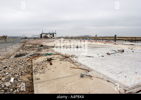 La lastra di cemento e le scale in acciaio sono tutto ciò che rimane del ristorante di pesce McElroys Harbor House e di un piccolo porticciolo artigianale a Biloxi, Mississippi Foto Stock